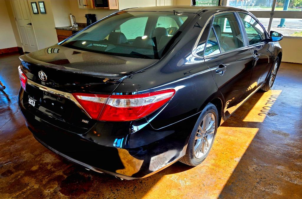 2017 Toyota Camry SE - Photo 7