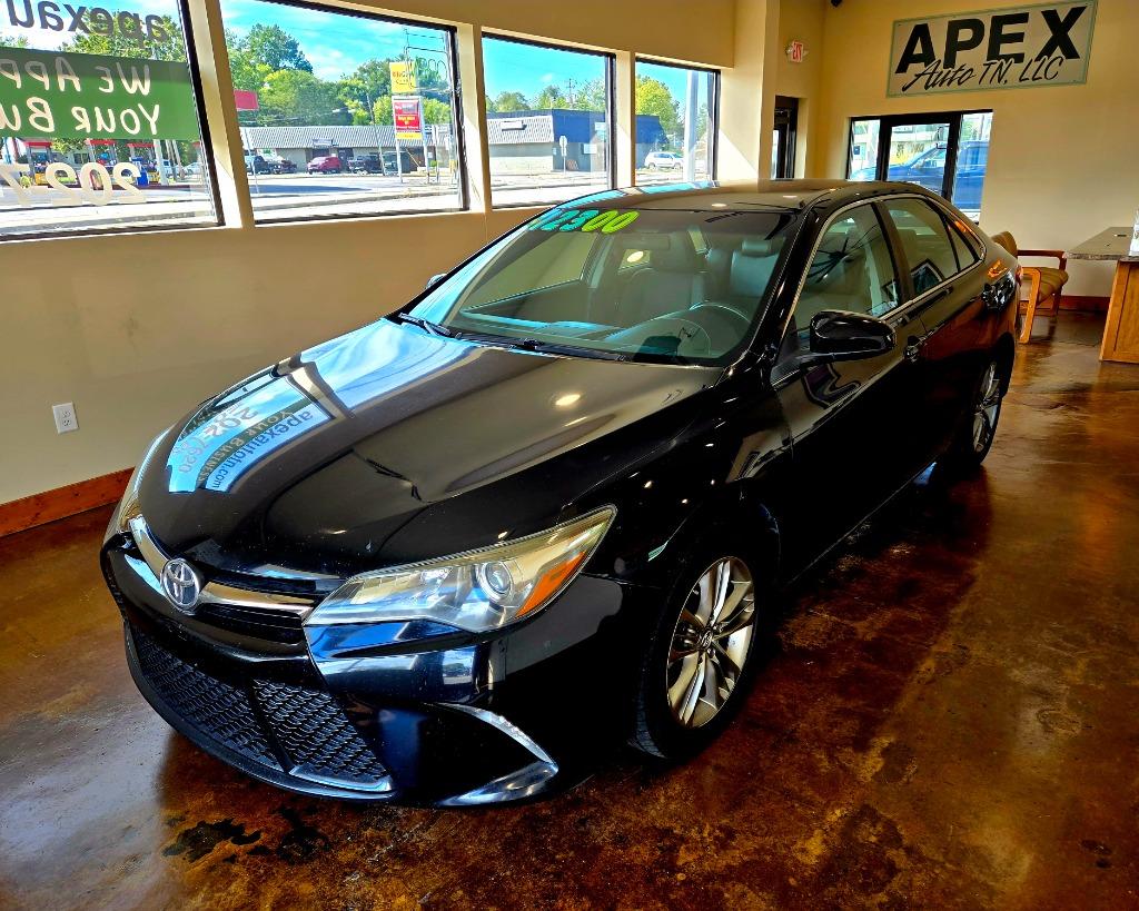 2017 Toyota Camry SE's photo